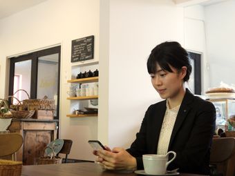 茨城新聞の有料携帯サイトを読む女性