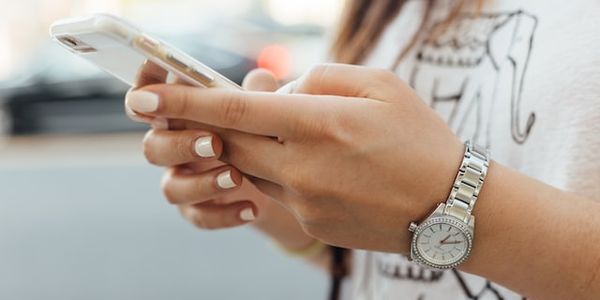 茨城新聞電子版を見ている女性