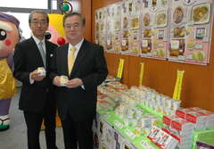 連携協定を受け茨城オリジナル商品をPRするファミリーマートの宮本専務(左)と橋本知事=県庁