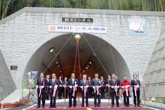 開通を祝い、テープカットする関係者=土浦市小野の朝日トンネル