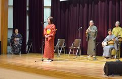 自慢の歌声を披露する参加者=北茨城市磯原町