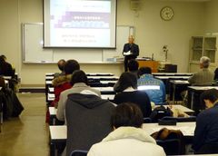 茨城大地域総合研究所鹿嶋研究センター研究員のまちづくり報告会=水戸市文京2丁目