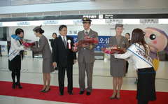 チャーター便のパイロットと客室乗務員に花束を贈る榊真一副知事(左から3人目)ら=小美玉市与沢の茨城空港ターミナルビル