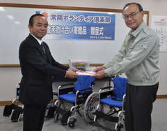 岡田克幸県社会福祉協議会副会長(右)に目録を手渡す黒沢吉之常陽ボランティア倶楽部部長=水戸市千波町