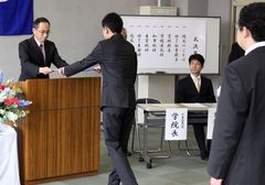 茨城新聞 職業訓練の15人巣立ち