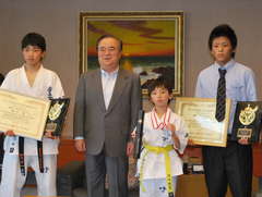国際親善大会で優勝した、与座優貴さん(右)、助川遼さん(左)、準優勝した円谷健聖さん(中央右)=県庁