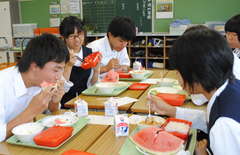 地元産の食材を味わう生徒たち=牛久市久野町の市立牛久第二中学校