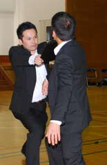 防護板を使って暴力団員の首元を極めて制圧する訓練=茨城町上石崎の県警察学校