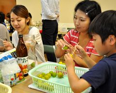 お父さんへのプレゼントにとオリジナルの梅酒造りに挑戦する参加者=水戸市常磐町