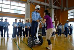 つくば市職員の指導を受けながら走行する生徒=茨城町上石崎の県警察学校