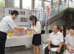 5年前に書いた自分に宛てたはがきを受け取る参加者=水戸市三の丸1丁目の水戸中央郵便局