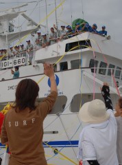 出港する実習船「鹿島丸」と互いに手を振る実習生と家族たち=茨城港大洗港区