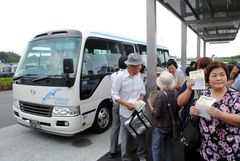 高齢者の買い物支援へ向け、無料送迎バスの試験運行が始まった=つくば市稲岡
