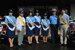 高萩警察署の一日署長を務めた4人と関係者=高萩市高戸