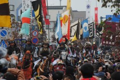 岩井センターモールを走り抜ける相馬野馬追騎馬隊=坂東市岩井