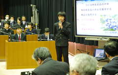 執行部に鋭い視点で提言、質問する中学生=つくば市役所