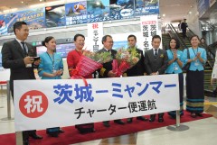 花束を贈られたミャンマー国際航空のパイロットら=小美玉市与沢