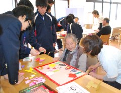施設利用者と一緒にひな飾りを作る県立水戸高等特別支援学校の生徒たち=水戸市塩崎町