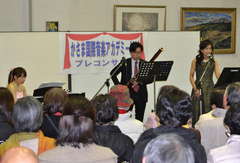 見沢淑恵さん、蛯沢亮さん、五木田綾さん(右奥から)を招いた「かさま国際音楽アカデミー」のプレコンサート=笠間市中央