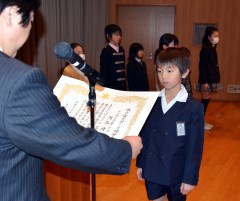 水戸市功労賞の表彰を受ける小学生=同市笠原町