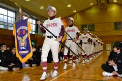 全日本少年春季軟式野球大会を前に壮行会に臨む城里町立常北中野球部員=同町下青山