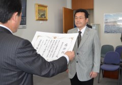 泉幸一生活環境部長(左)から感謝状を伝達される「マツミ・ジャパン」の松本実喜夫社長=県庁