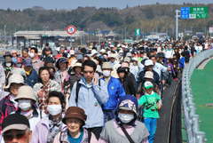 千葉県を目指し、歩き初めを楽しむ大勢の参加者=圏央道稲敷東IC