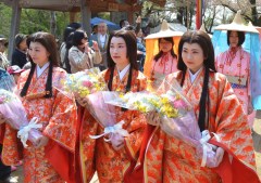 千姫の墓所を参拝に訪れた常総市観光大使「千姫さま」の一行=常総市豊岡町の弘経寺