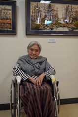 107歳で刺しゅう作品の個展を開いた上杉ミツ子さん=石岡市国府