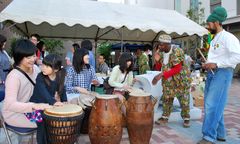 参加者がガーナの楽器演奏などを体験した=水戸市大工町