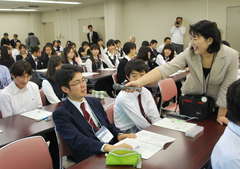小田貴子さん(右)から意見を求められる高校生=水戸市千波町の県民文化センター