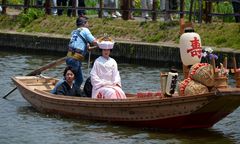 「水郷潮来あやめまつり」が開幕し、水郷情緒あふれる嫁入り舟が執り行われた=潮来市あやめの前川