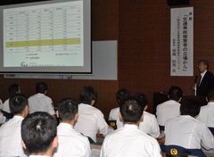 犯罪被災者支援活動の充実を図る狙いで開かれた県警の特別講演会=県警察学校