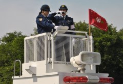 広報訓練に取り組む県警女性警察官特別機動隊員=茨城町上石崎