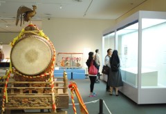 貴重な資料が展示されている「まつり-茨城の春祭・夏祭」=県立歴史館