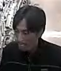 防犯カメラに写った容疑者の男(県警提供)