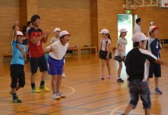 選手と児童が交流したJ1鹿島の小学校訪問=行方市繁昌の市立津澄小学校