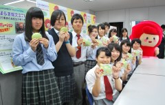 ファミリーマートと共同でパンを開発した高校生たち=県庁