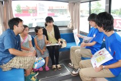 親子連れと献血クイズの答え合わせをする学生ボランティア=茨城町長岡