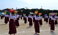 水戸市立第三中の女子生徒によって繰り広げられた詩舞「水戸八景」=同市朝日町