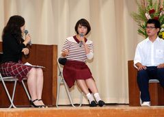 生徒との交流会で質問に答える磯山さやかさん=鉾田市鉾田