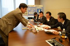 ローソンとの商談会で、かりんとうをPRするコルカリーノの染谷清賢社長(左)=つくば市吾妻