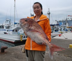 約6・5キロのマダイを釣り上げて優勝した篠原恵子さん=日立市久慈町