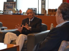 橋本知事を表敬訪問した浅野芳夫さん=県庁