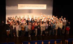 野外オペラで合唱を担当する合唱団結団式で成功を誓う市民ら=日立市幸町