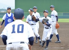 優勝した常陸太田市立太田中の選手たちの軽快なキャッチボール=笠間市箱田