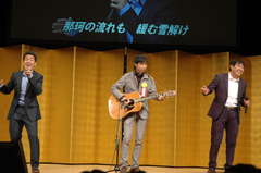 テツandトモが常陸大宮市の歌を熱唱、市制施行・合併10周年を祝った=同市文化センター