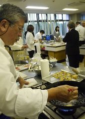 勉強会でカジキ料理を調理する谷田部昇一さん=大洗町磯浜町