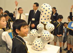 作品のタイトルを予想し合う小学生たち=水戸市千波町の県近代美術館