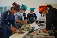 那珂湊漁港に水揚げされたサンマをさばき、つみれ汁を作る子どもたち=ひたちなか市西十三奉行